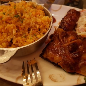 arroz con pollo , tamal, ensalada y platano en tentacion