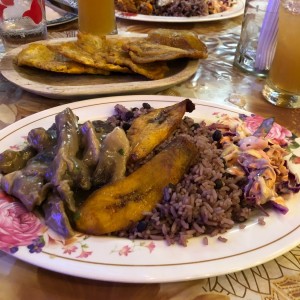 lechona con arroz con guandu