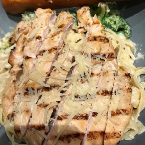 Chicken Pasta Alfredo con Brocoli