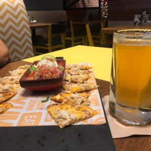 nachos de pollo y cerveza maestra pale ale