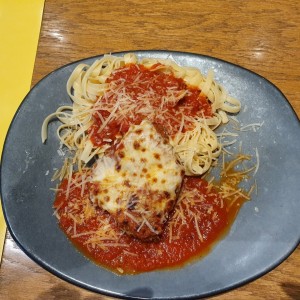 Pollo a la parmigiana con pasta