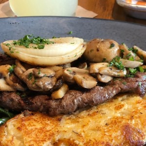 Steak con cebolla caramelizada y extra de hongos