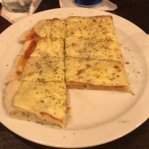 Pizza Muzzarella estilo Uruguayo