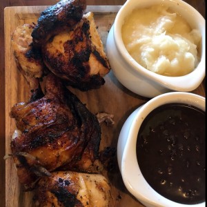 pollo, pure de yuca y frijoles