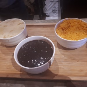 yuca, frijoles y arroz 