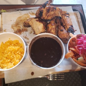 Pollo entero con arroz amarillo, frijoles negros y ensalada sexy 
