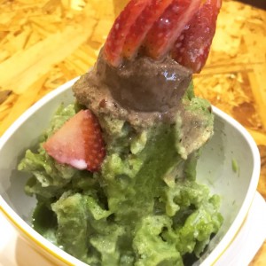 Raspado de Matcha con helado de chocolate y fresas 