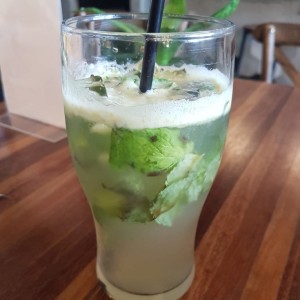limonada de manzana verde con hierva buena