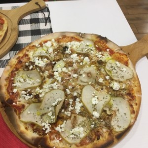 pizza de peras, nueces y queso de cabra 