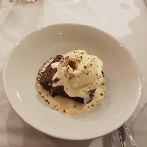 Brownie  con helado de vainilla 
