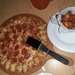 pizza de peperoni con bordes de queso jamon y tocino y alitas 
