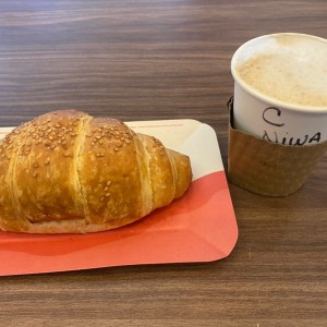 Cappuccino y Croissant de queso