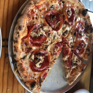 Pizza de Pepperoni,  Bacon y Miel Picante