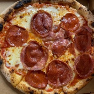 Pizza Soprassata y Pepperoni con Miel Picante