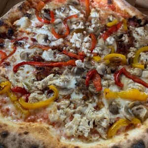 Pizza Barrio (Pollo, Bacon, Hongos y Pimentones)
