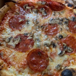 Pizza Pepperoni y Hongos con Miel Picante 