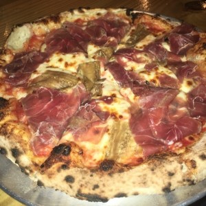 pizza de prosciuto, berengenas y queso provolone