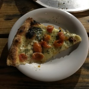 Pizza de tomate con albahaca!