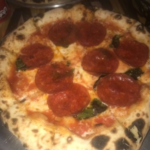 pizza de pepperoni com albhaca y miel picante