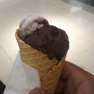 cono de helado de cereza y de chocolate cacao