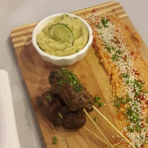 Kebab con Humus