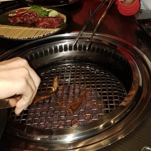 cocinas la carne en la mesa