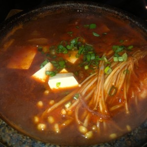 sopa de kimchi con mariscos