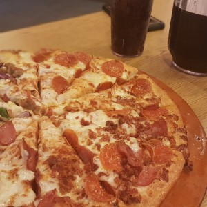 Pizza familiar de 4 clases con 1 jarra de soda