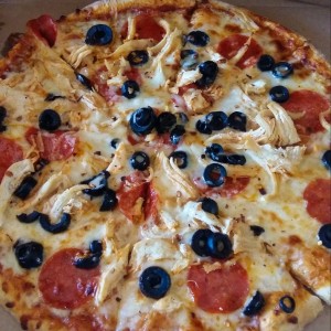 Pizza de peperoni con pollo y aceitunas negras 