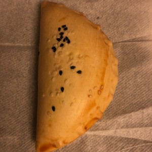 Empanada de queso crema con espunaca