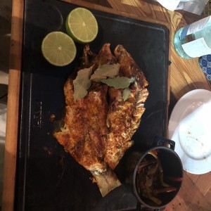 Pescado entero a la brasa