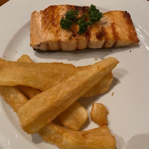 salmon a la parrilla con yuca frita 