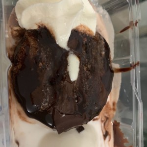 Brownie caliente de chocolate y helado de vainilla. 