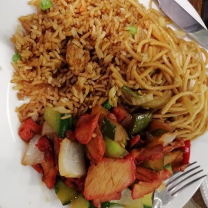 Arroz frito, puerco agridulce y lo mein