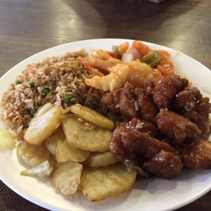 Pollo agridulce y pescado con arroz frito y papas asadas