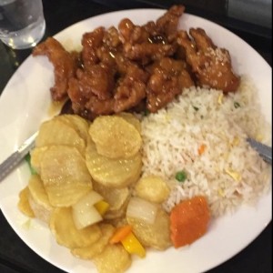 Pollo agridulce con Arroz frito y papas hervidas