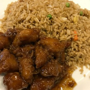 Pollo agridulce y arroz frito