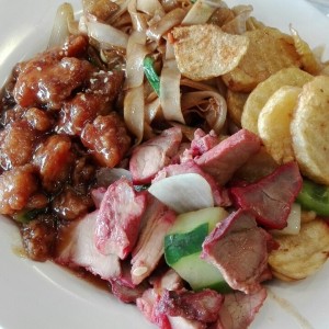 Pollo Agridulce, tallarines, puerco asado, papas