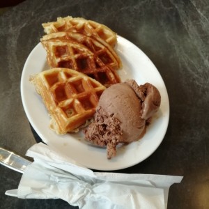 wafles con helado de chocolate 