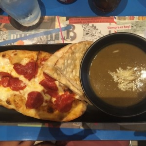 lunch menu - pepwroni pizza con sopa de lentejas