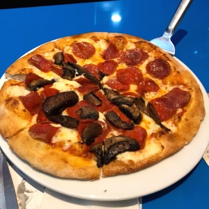 Pizza de Pepperoni y Hongos