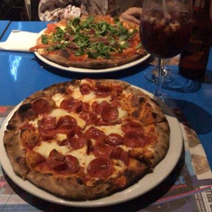 pepperoni y caprese pizzas. Excelente sangria.