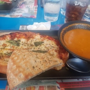 sopa de tomate y pizza margarita