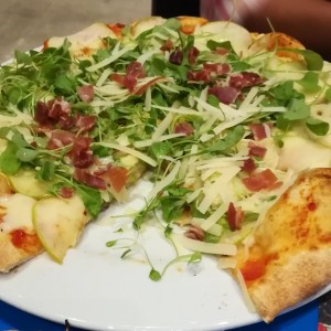 Pizza Manzana Brie y Serrano