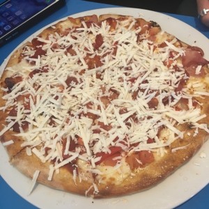 Brava pizza con queso feta