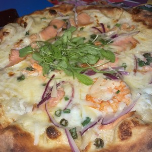 Pizza de camarones y salmon