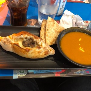 Lunch - calzone con hongos y queso + sopa de tomate