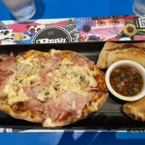 Lunch con empanadas de carne y queso