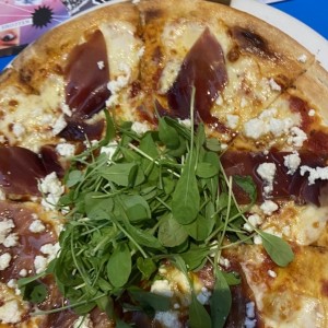 Pizza con serrano y queso feta