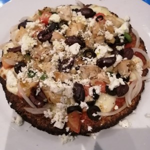 pizza griega (masa de coliflor)